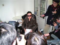 黄静在北京领到海淀区人民检察院出据的刑事赔偿决定书